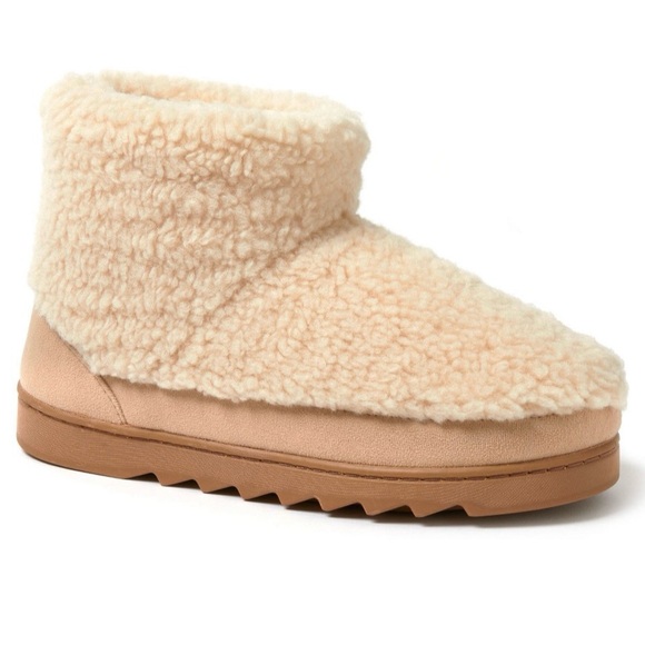 dearfoams Shoes - NWT Dearfoams Whitney Teddy Ankle Boot Slippers Cream Size S (5 - 6)